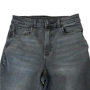 AEO Stretch Black Crop Mom Jeans Size 6 Reg. High Rise 11” Raw Hems Med. Wash.